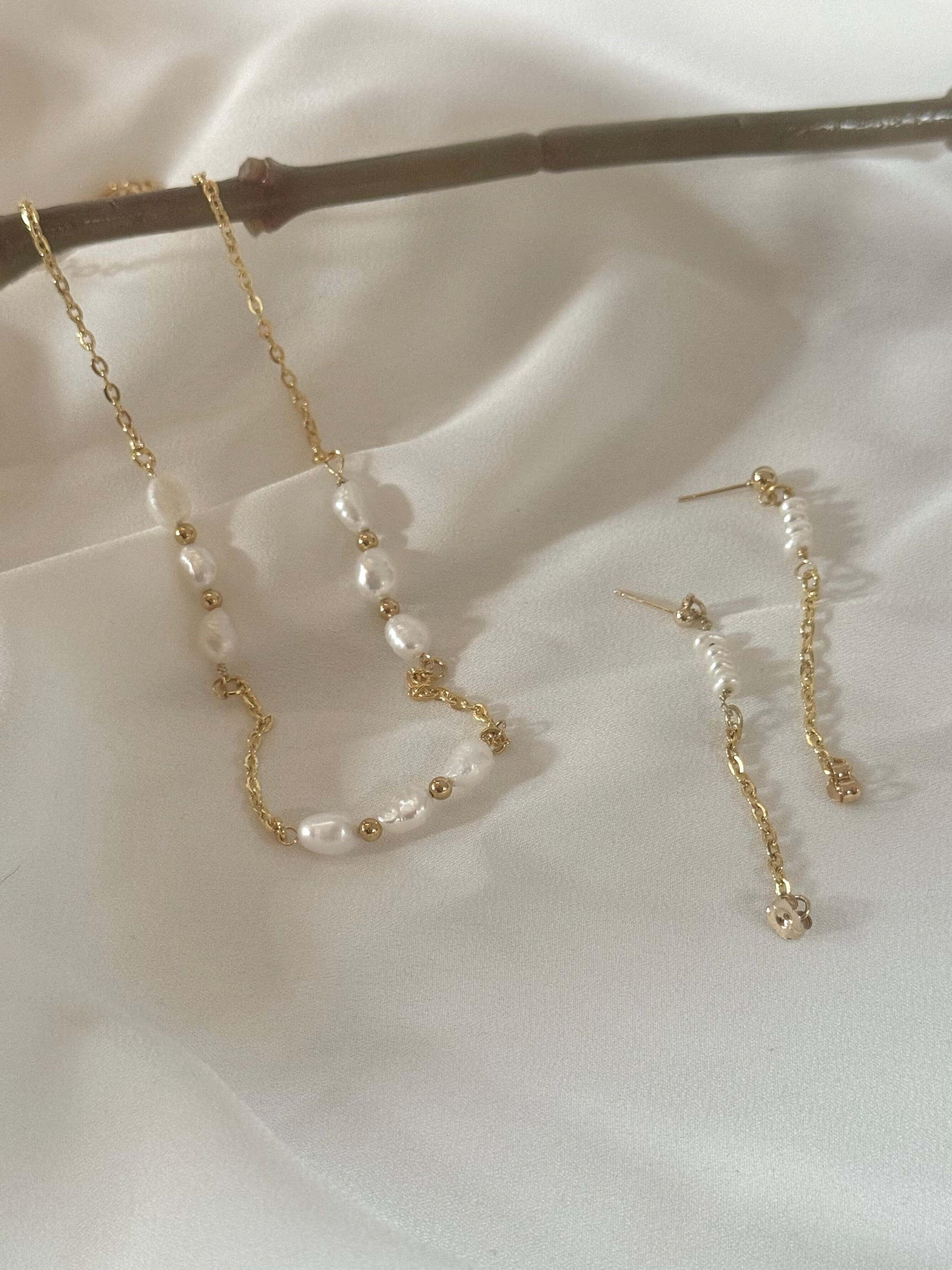 Aurora Pearl Earrings - Deluxur